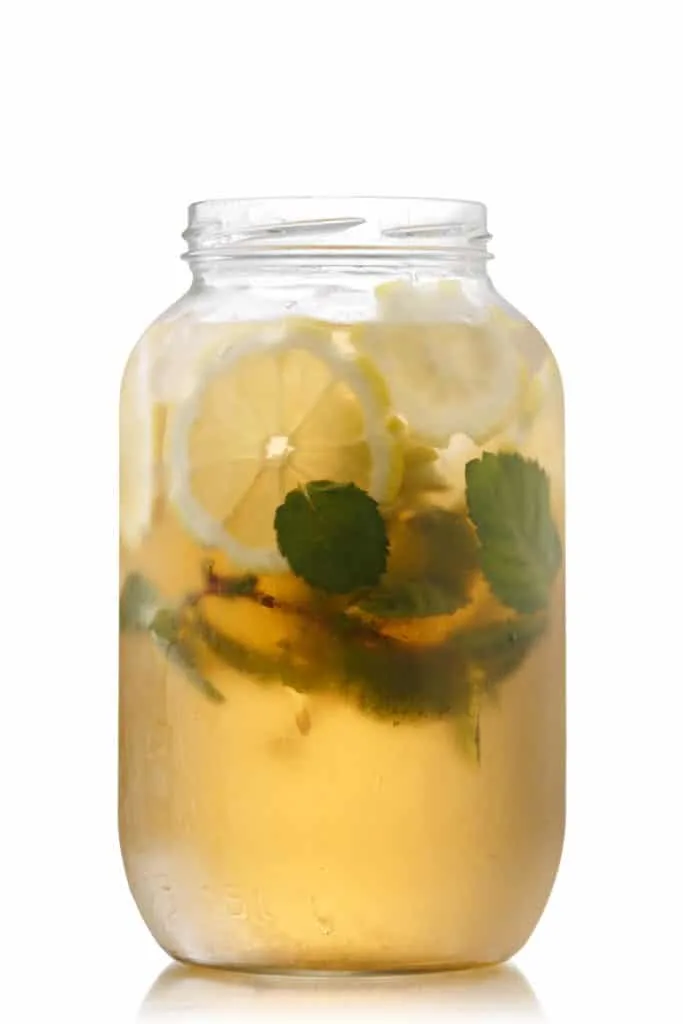 mason jar of cold brew iced tea with mint and lemon slices