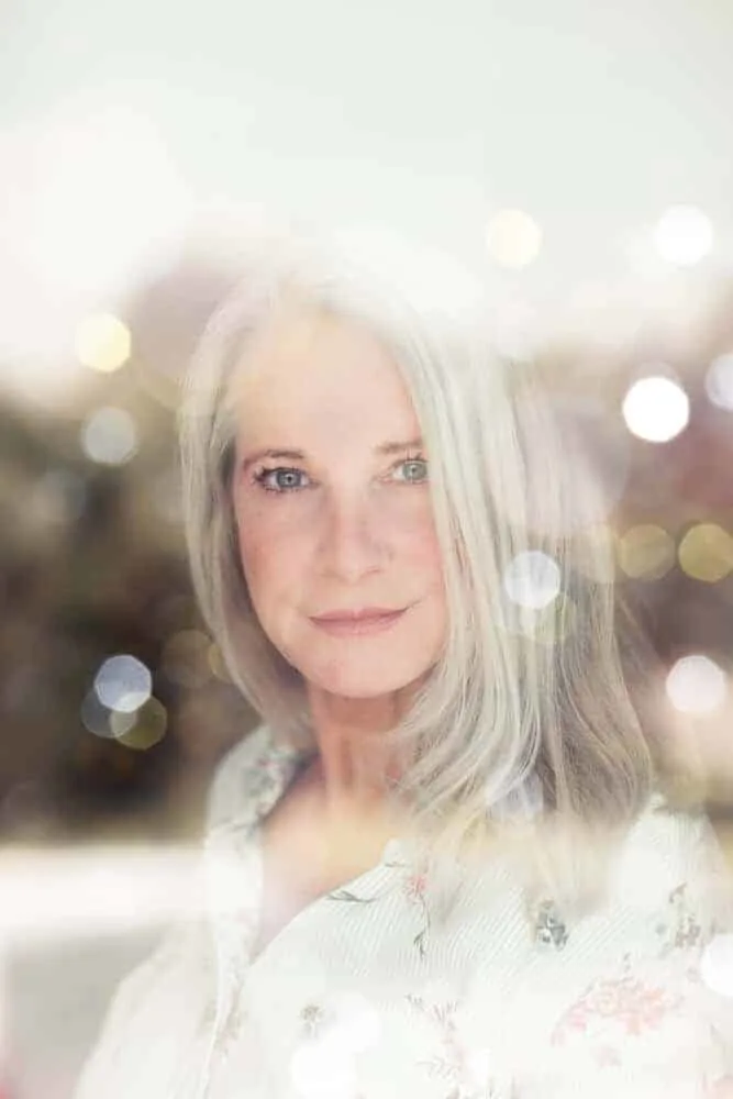 what causes hot flashes in women
